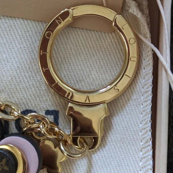Louis Vuitton Flower Bag Charm. - Picture 7 of 13